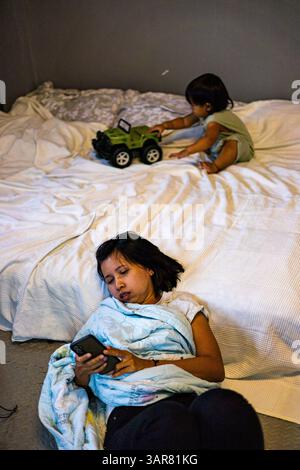 Mutter lag auf dem Boden, weil sie von der Betreuung des Kindes müde war, Hintergrund für Werbung und Tapeten in Relaxation und Lebensstil Stockfoto