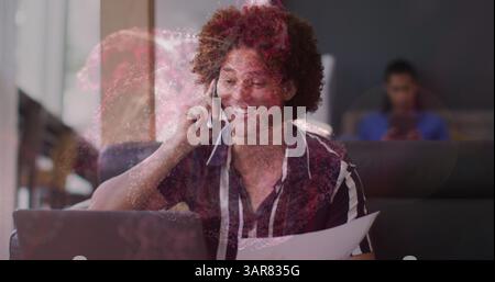 Bild von Flecken über dem kaukasischen Geschäftsmann, der auf dem Smartphone spricht Stockfoto