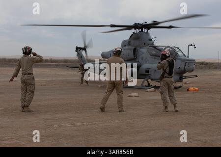 Die US-Marines, die der Marine Aviation Weapons and Tactics Squadron One (MAWTS-1) zugeordnet sind, bewaffnen eine AH-1Z Viper an einem Vorwärts-Bewaffnungs- und Tankpunkt Stockfoto