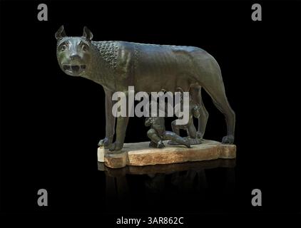 Die etruskische Bronzeskulptur der Kapitolin Sie Wolf zeigt eine Wolfsfrau, die die mythischen Zwillingsgründer von Rom, Romulus und Remus säugt. Dat Stockfoto