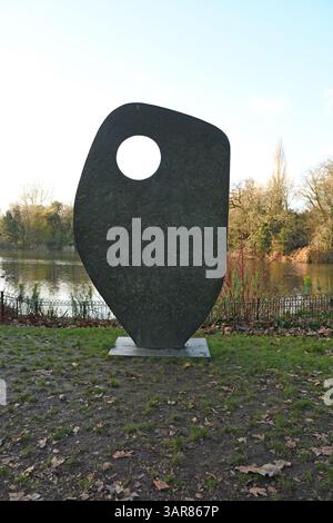 „Single Form“-Skulptur von Barbara Hepworth, Battersea Park, Battersea, Wandsworth, London, Großbritannien - wunderschön gelegen im Battersea Park. Stockfoto