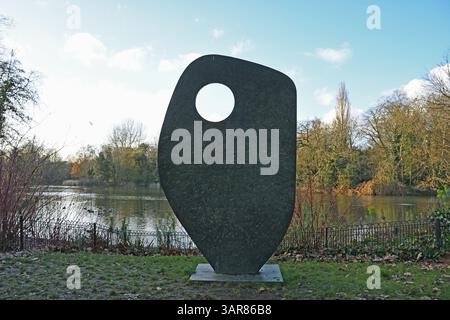 „Single Form“-Skulptur von Barbara Hepworth, Battersea Park, Battersea, Wandsworth, London, Großbritannien - wunderschön gelegen im Battersea Park. In der Natur; Stockfoto