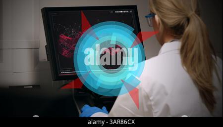Bild von Kreisen, die sich über Wissenschaftlerinnen mit Computer drehen Stockfoto