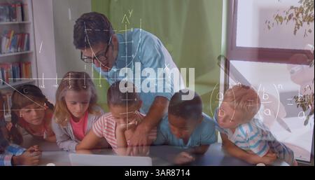 Bild mathematischer Formeln über Schüler und Lehrer im Klassenzimmer Stockfoto