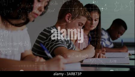 Bild mathematischer Formeln über Schüler im Unterricht Stockfoto