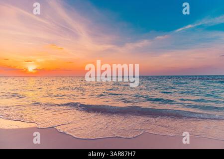Goldener Sonnenuntergang, strahlende Wolken. Ruhige Meereswellen an tropischer Küste. Paradies Urlaubsszene Küste wunderschön. Inspiration für den Sommer Stockfoto