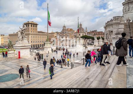 ROM, ITALIEN - 10. MÄRZ 2023: Nicht identifizierte Besucher klettern über die Terrassen des Vittoriano-Denkmals zur oberen Aussichtsplattform. Stockfoto