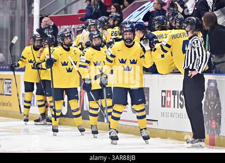 Budweis, Tschechische Republik. April 2025. Schweden feiert das zweite Tor ihrer Mannschaft im Viertelfinale der Eishockey-IIHF-Frauen-Weltmeisterschaft Finnland gegen Schweden, Ceske Budejovice, Tschechische Republik, 17. April 2025. Quelle: Lubos Pavlicek/CTK Photo/Alamy Live News Stockfoto