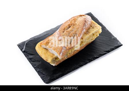Spanisches Kartoffelomelette-Sandwich, isoliert auf weißem Hintergrund Stockfoto