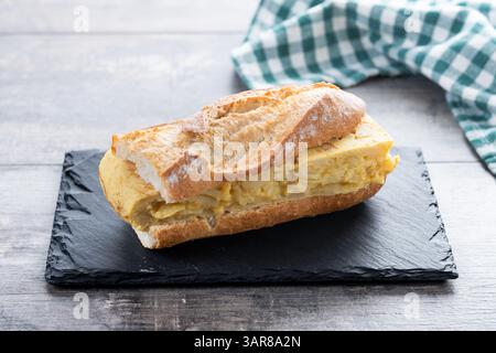Spanisches Kartoffelomelette-Sandwich, isoliert auf weißem Hintergrund Stockfoto