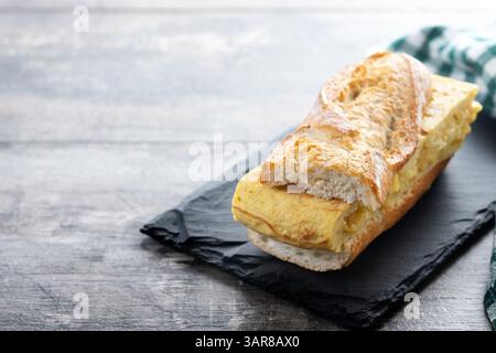 Spanisches Kartoffelomelette-Sandwich, isoliert auf weißem Hintergrund Stockfoto