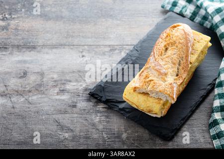 Spanisches Kartoffelomelette-Sandwich, isoliert auf weißem Hintergrund Stockfoto