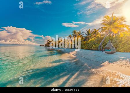 Ruhige Meerwasserwellen mit Palmen im Sommer. Wunderschöner Sonnenaufgang Sonnenuntergang Sonnenlicht. Tropische Inselstrandlandschaft exotische Küste Stockfoto