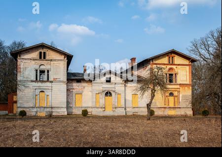 Altes verlassenes Anwesen Verene in Lettland. Das Herrenhaus und die Scheune aus dem Jahr 1771 sind aus dem ehemaligen Herrenhaus erhalten. Stockfoto