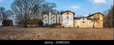 Altes verlassenes Anwesen Verene in Lettland. Das Herrenhaus und die Scheune aus dem Jahr 1771 sind aus dem ehemaligen Herrenhaus erhalten. Panorama. Stockfoto