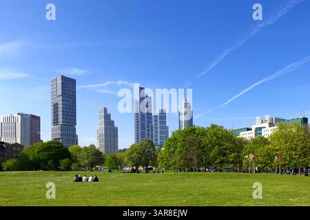 Vauxhall Pleasure Gardens, London, England, Großbritannien - Blick über den öffentlichen Park zum SIS Building, auch bekannt als MI6 Building und anderen Hochhäusern an der Skyline Stockfoto