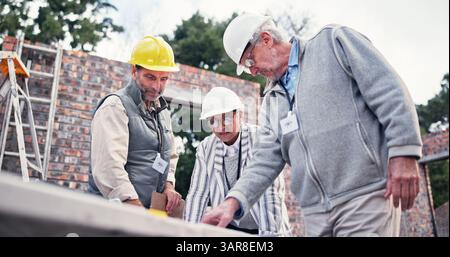 Baustelle, Menschen und Diskussion für Grundriss, Bauplan und Idee für die Immobilienentwicklung. Team, Technologie und Auftragnehmer vor Ort für Stockfoto