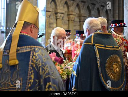 König Karl III. Lächelt während des Royal Maundy Service in der Durham Cathedral in Durham. Bilddatum: Donnerstag, 17. April 2025. Stockfoto