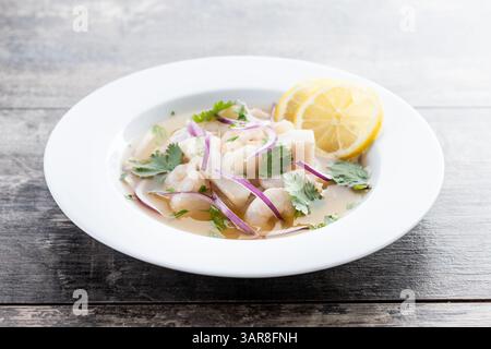 Traditionelles peruanisches Ceviche-Wolfsbarschfilet auf Holztisch Stockfoto