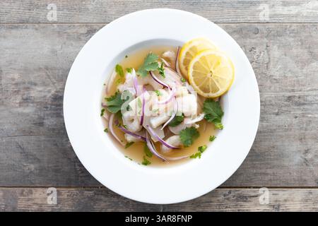 Traditionelles peruanisches Ceviche-Wolfsbarschfilet auf Holztisch Stockfoto