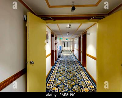 Medina, Saudi-Arabien, 27. Juni 2024: Das Innere des Al Ritz Hotel, Al Ritz Al Madinah, weniger als 150 Meter von der Prophet Moschee entfernt, verfügt über einen 24- Stockfoto