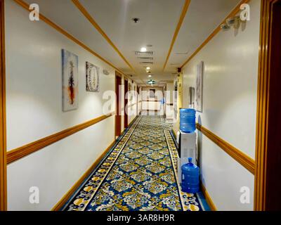 Medina, Saudi-Arabien, 27. Juni 2024: Das Innere des Al Ritz Hotel, Al Ritz Al Madinah, weniger als 150 Meter von der Prophet Moschee entfernt, verfügt über einen 24- Stockfoto