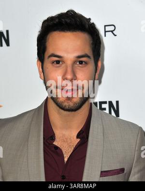 Skylar Astin bei der Premiere von „Cavemen“ in Los Angeles im ArcLight Hollywood in Hollywood, Kalifornien - 5. Februar 2014 Stockfoto