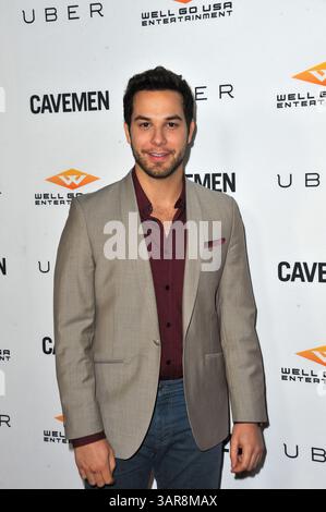 Skylar Astin bei der Premiere von „Cavemen“ in Los Angeles im ArcLight Hollywood in Hollywood, Kalifornien - 5. Februar 2014 Stockfoto