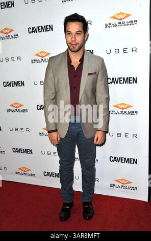 Skylar Astin bei der Premiere von „Cavemen“ in Los Angeles im ArcLight Hollywood in Hollywood, Kalifornien - 5. Februar 2014 Stockfoto