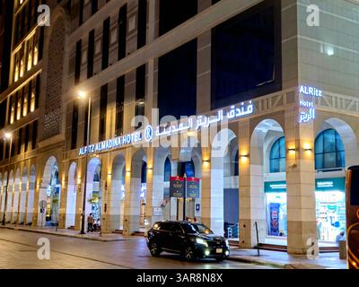 Medina, Saudi-Arabien, 29. Juni 2024: Das Al Ritz Al Madinah, weniger als 150 Meter von der Prophetenmoschee entfernt, verfügt über eine rund um die Uhr besetzte Rezeption Stockfoto