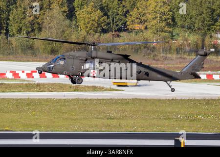 US Army Sikorsky HH-60M Blackhawk Medevac Hubschrauber trifft auf Eindhoven Air Base ein. Niederlande - 27. Oktober 2017 Stockfoto