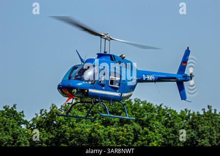 Bell 206 JetRanger Hubschrauber landet auf dem Heliport Ahlen-Nord. Deutschland - 5. Juni 2016 Stockfoto