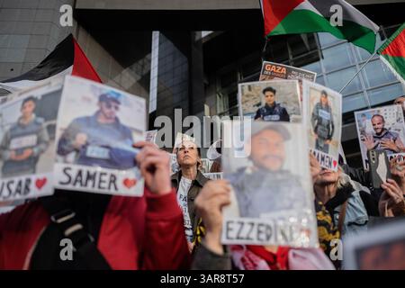 Mehrere Dutzend Demonstranten kamen am Place de la Bastille, um Journalisten aus Gaza zu unterstützen und die Journalisten zu verurteilen, die seit Beginn des Krieges zwischen Israel und der Hamas am 7. Oktober 2023 in Gaza getötet wurden. - 16/04/2025 - Frankreich / Paris - Olivier Donnars / Le Pictorium Stockfoto