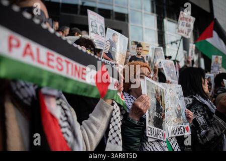 Mehrere Dutzend Demonstranten kamen am Place de la Bastille, um Journalisten aus Gaza zu unterstützen und die Journalisten zu verurteilen, die seit Beginn des Krieges zwischen Israel und der Hamas am 7. Oktober 2023 in Gaza getötet wurden. - 16/04/2025 - Frankreich / Paris - Olivier Donnars / Le Pictorium Stockfoto