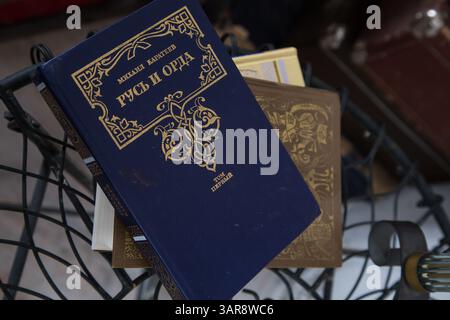 Moskau, Russland, 18.04.2014. Ein blaues Buch mit goldener Schrift steht auf einem Tisch neben einem braunen Buch. Das blaue Buch trägt den Titel und ist auf Russisch geschrieben Stockfoto