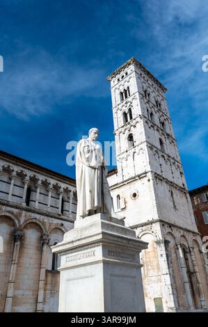 Panoramablick auf Chiesa di San Michele in Foro im historischen Zentrum von Lucca Italien an einem sonnigen Sommertag mit klarem blauem Himmel und warmem Licht auf dem Stockfoto