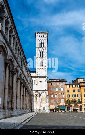 Panoramablick auf Chiesa di San Michele in Foro im historischen Zentrum von Lucca Italien an einem sonnigen Sommertag mit klarem blauem Himmel und warmem Licht auf dem Stockfoto
