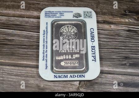 Kairo, Ägypten, 21. Februar 2025: Nagm Ad-DIN reines Feinsilber 250 Gramm bar, Silberinvestition, Wechselkurs, Inflationskrise und Spargeld Stockfoto