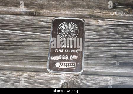 Kairo, Ägypten, 21. Februar 2025: Nagm Ad-DIN reines Feinsilber 250 Gramm bar, Silberinvestition, Wechselkurs, Inflationskrise und Spargeld Stockfoto