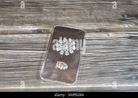 Kairo, Ägypten, 21. Februar 2025: Nagm Ad-DIN reines Feinsilber 250 Gramm bar, Silberinvestition, Wechselkurs, Inflationskrise und Spargeld Stockfoto