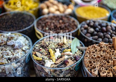 Verschiedene Gewürze und Kräuter auf Nizwa Souq, Oman. Stockfoto