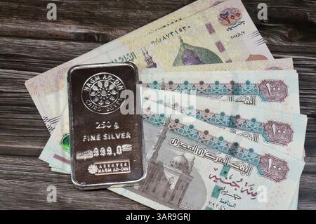 Kairo, Ägypten, 21. Februar 2025: Ägyptische Pfund Geldscheine und Nagm Ad-DIN reines Feinsilber 250 Gramm Bar, Silberinvestition, Wechselkurs Stockfoto