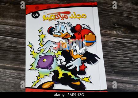 Kairo, Ägypten, 21. Februar 2025: Mickey Taschenmappe für Kinder mehrfarbig, Geschichten in Arabisch für Kinder, Unterhaltung und Lesefähigkeiten für Kinder Co Stockfoto