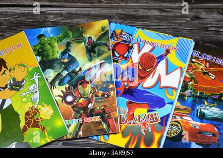 Kairo, Ägypten, 21. Februar 2025: Malbuch für Kinder, mit verschiedenen Schriftzeichen, eine Art von Buch mit Linienkunst, für die Menschen bestimmt sind Stockfoto