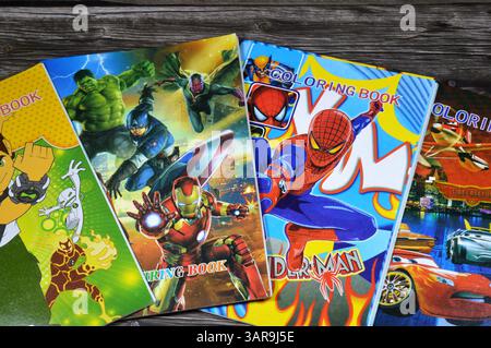 Kairo, Ägypten, 21. Februar 2025: Malbuch für Kinder, mit verschiedenen Schriftzeichen, eine Art von Buch mit Linienkunst, für die Menschen bestimmt sind Stockfoto