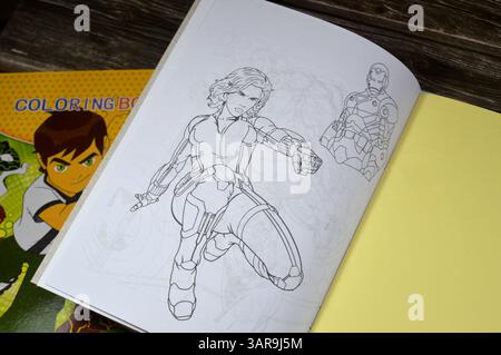 Kairo, Ägypten, 21. Februar 2025: Malbuch für Kinder, mit verschiedenen Schriftzeichen, eine Art von Buch mit Linienkunst, für die Menschen bestimmt sind Stockfoto