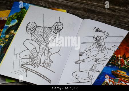 Kairo, Ägypten, 21. Februar 2025: Malbuch für Kinder, mit verschiedenen Schriftzeichen, eine Art von Buch mit Linienkunst, für die Menschen bestimmt sind Stockfoto