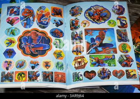 Kairo, Ägypten, 21. Februar 2025: Malbuch für Kinder, mit verschiedenen Schriftzeichen, eine Art von Buch mit Linienkunst, für die Menschen bestimmt sind Stockfoto