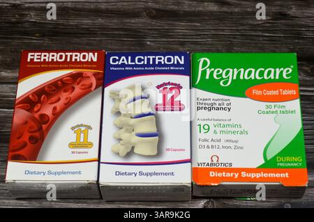 Kairo, Ägypten, 21. Februar 2025: Verschiedene Medikamente in der Schwangerschaft als Vitamine und Mineralien für gesunde Mutter und Fötus, Pregnacare, Calcitron und Ferrot Stockfoto