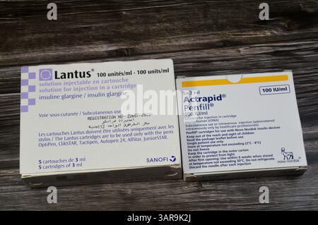 Kairo, Ägypten, 21. Februar 2025: Lantus (Insulin glargin Injektion) und Actrapid human Insulin rDNA penfill Lösung zur subkutanen oder intravenösen Anwendung Stockfoto